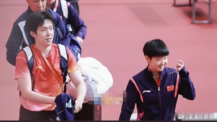 赢了就是开心！今天上午莎头组合亚运混双首秀，3：3战胜对手。下班路上，两人一边走