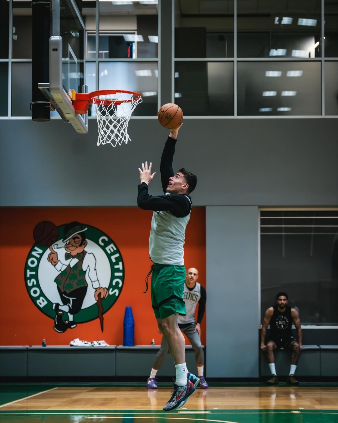 附加赛打得热热闹闹，静候首轮对手的凯尔特人正是要抓紧难得的机会安排全队合练！凯尔