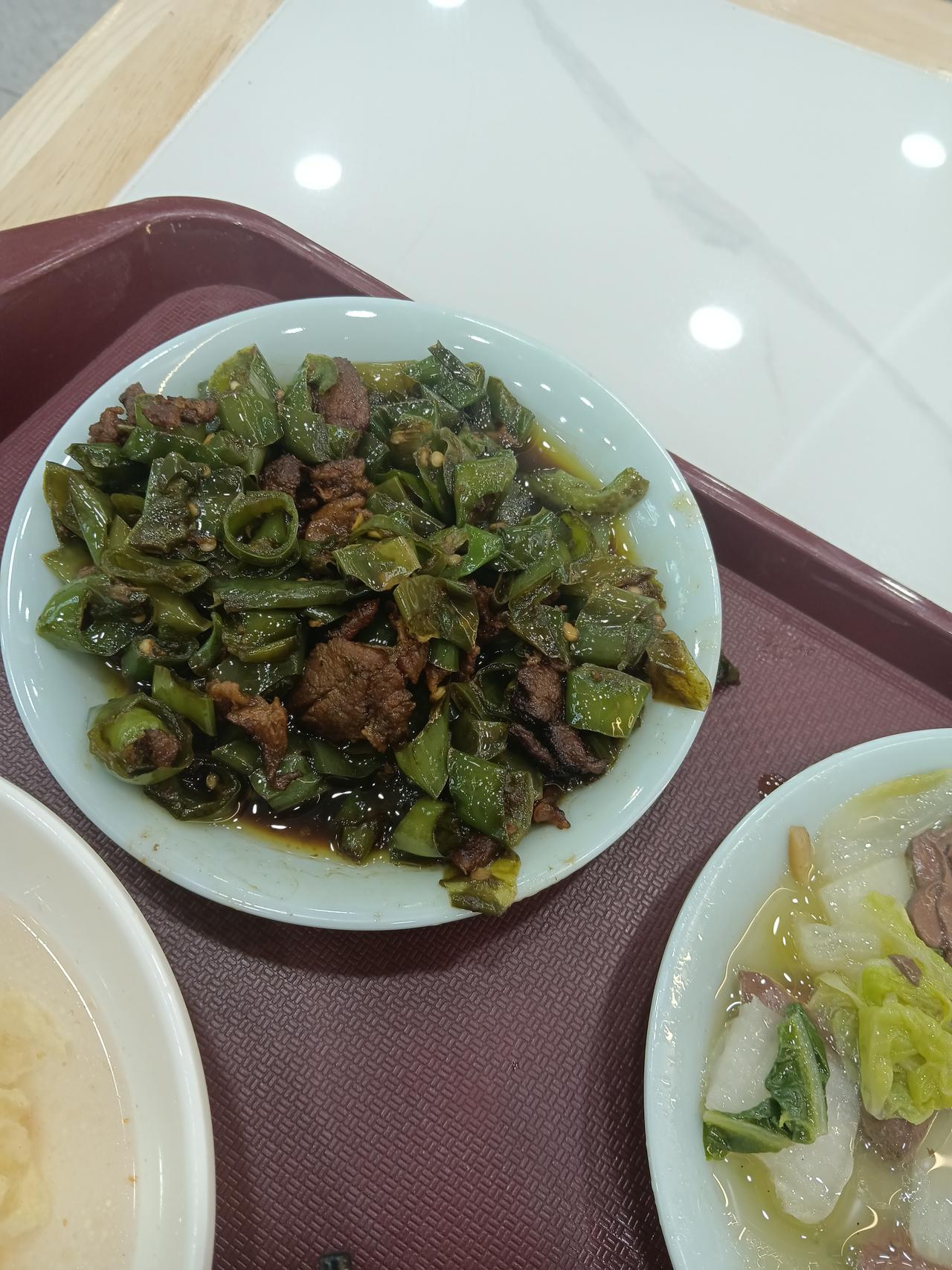 个人认为新四方的菜价格适宜，米饭可以免费续，汤可以免费喝，性价比还是挺高的。
