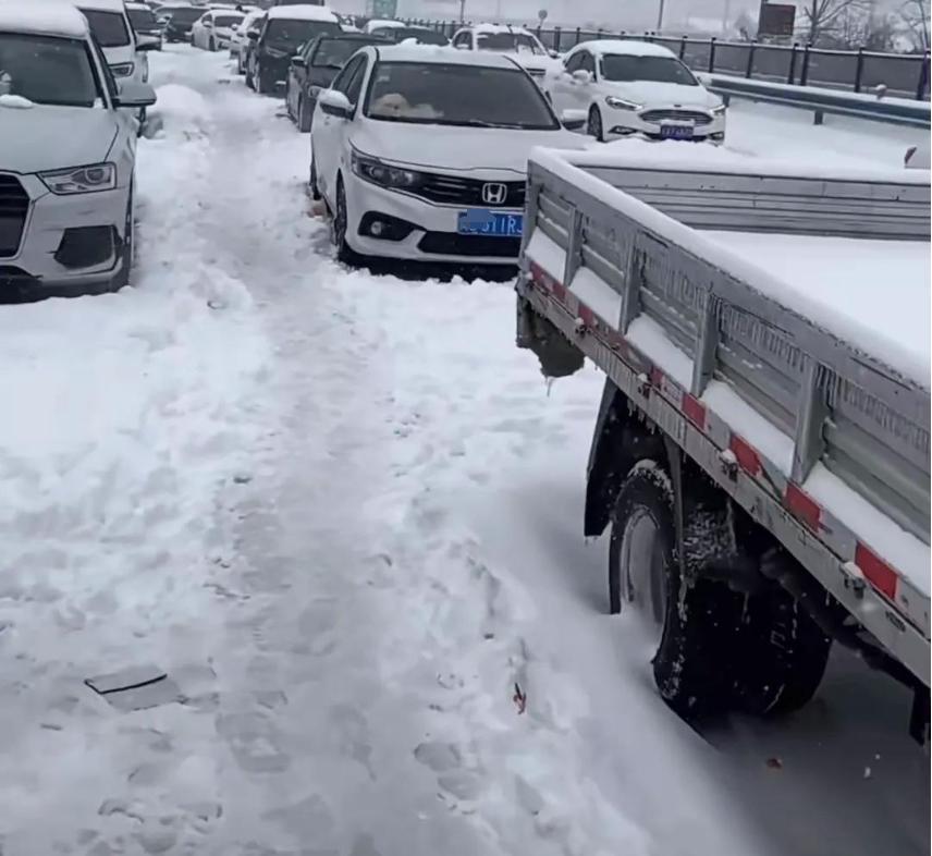 河南被大雪“速冻”，春运归途受困，归心似箭却举步维艰！
2025年1月23日起，