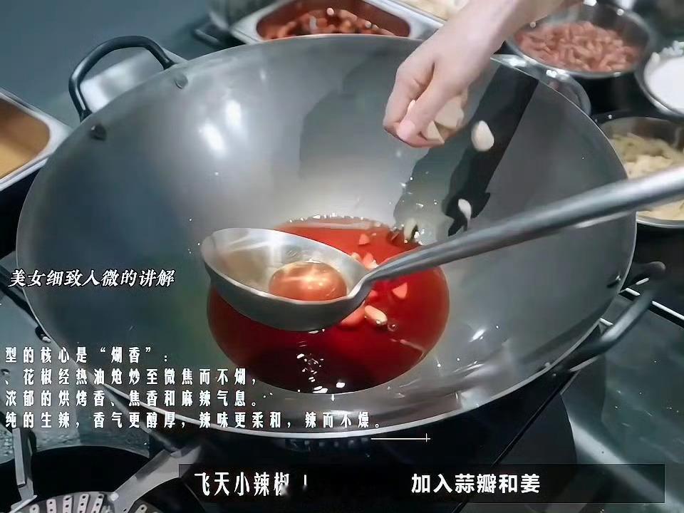 为什么有家长给女儿起名叫若男现在人家叫宛伶，靠着热爱当上大厨，掌勺的手不光颠勺，