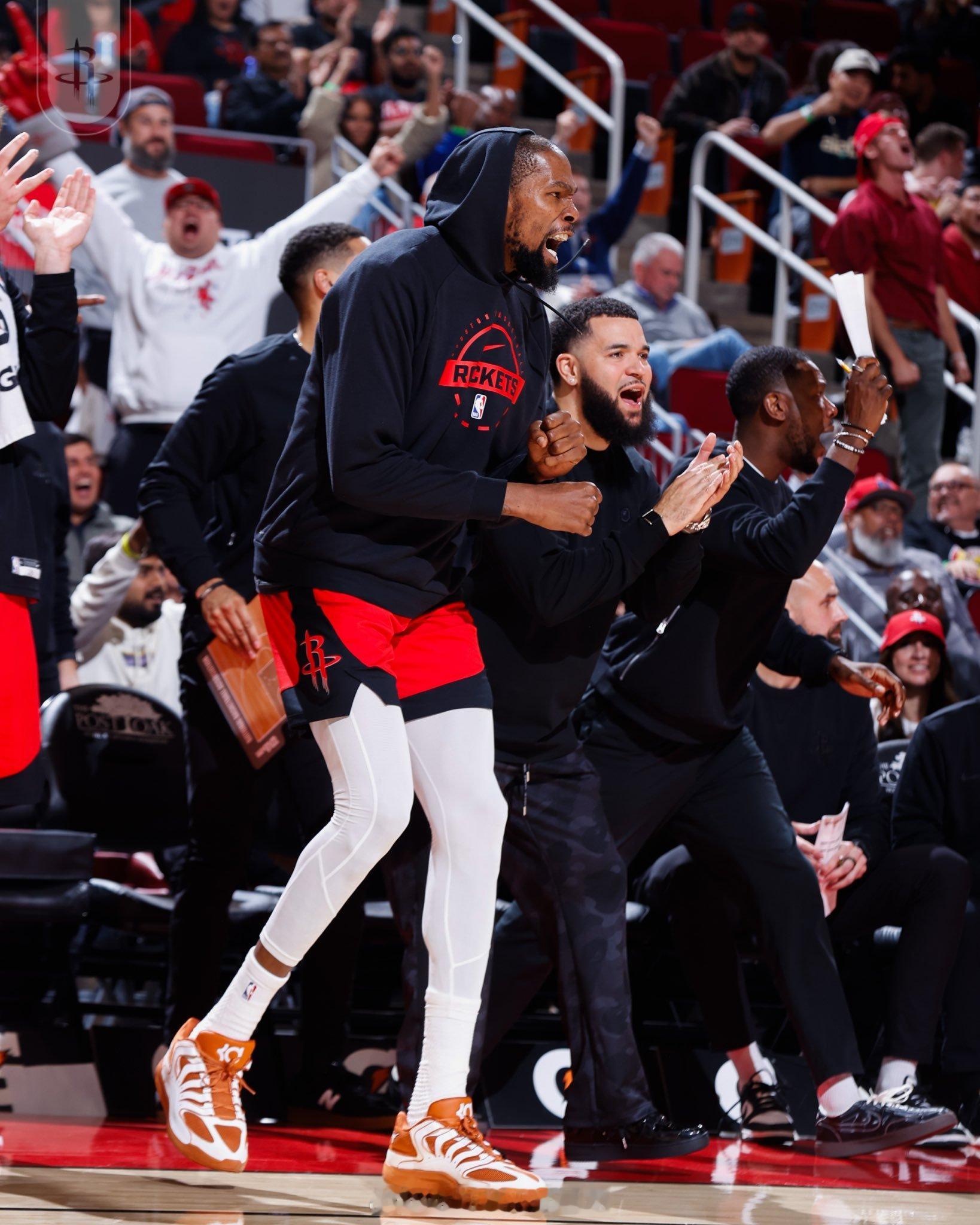 记者：“每个人都在谈论KD的职业态度，这对你个人产生了怎样的影响？”阿门：“第一