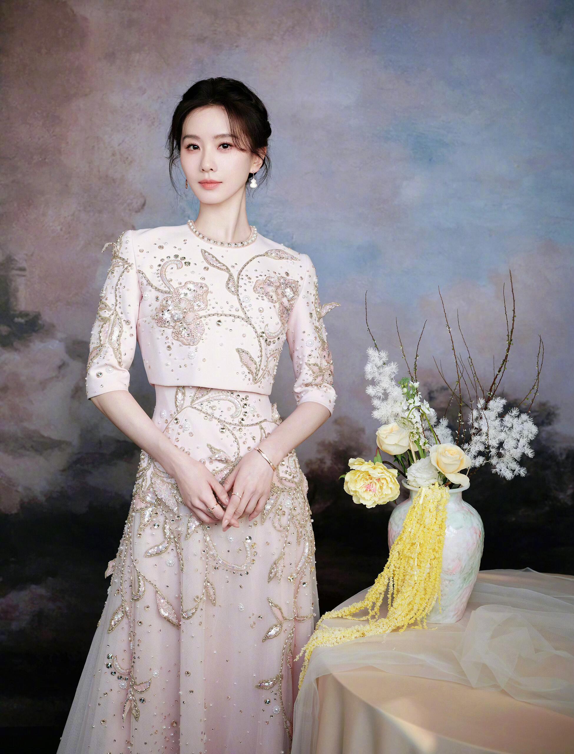 刘诗诗 x Bobbi Brown刘诗诗亮相Bobbi Brown白瓷艺术展，身