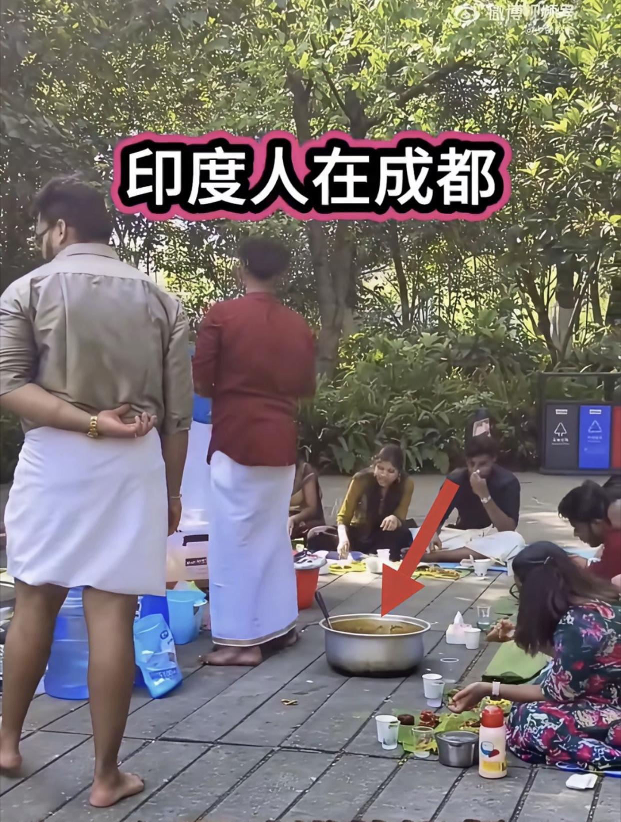 在成都某公园光着脚、席地而坐吃手抓饭的印度人，公园有公共厕所，他们应该不至于就在