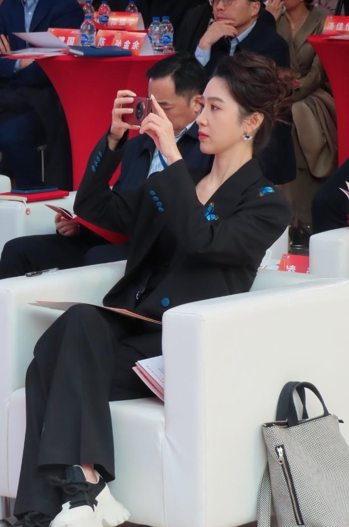 晒图笔记大赛主持人何卿今日活动现场美拍，太有气质了！