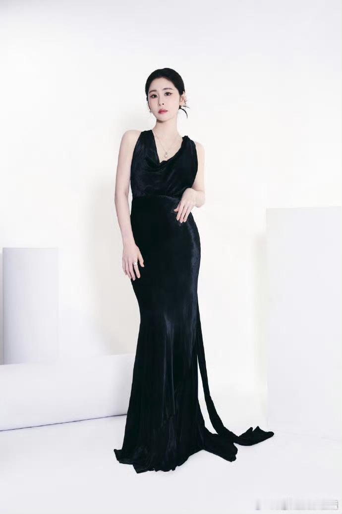 迪丽热巴张碧晨合照一张美丽的脸蛋旁边还是美丽的脸蛋，美女旁边就应该是美女