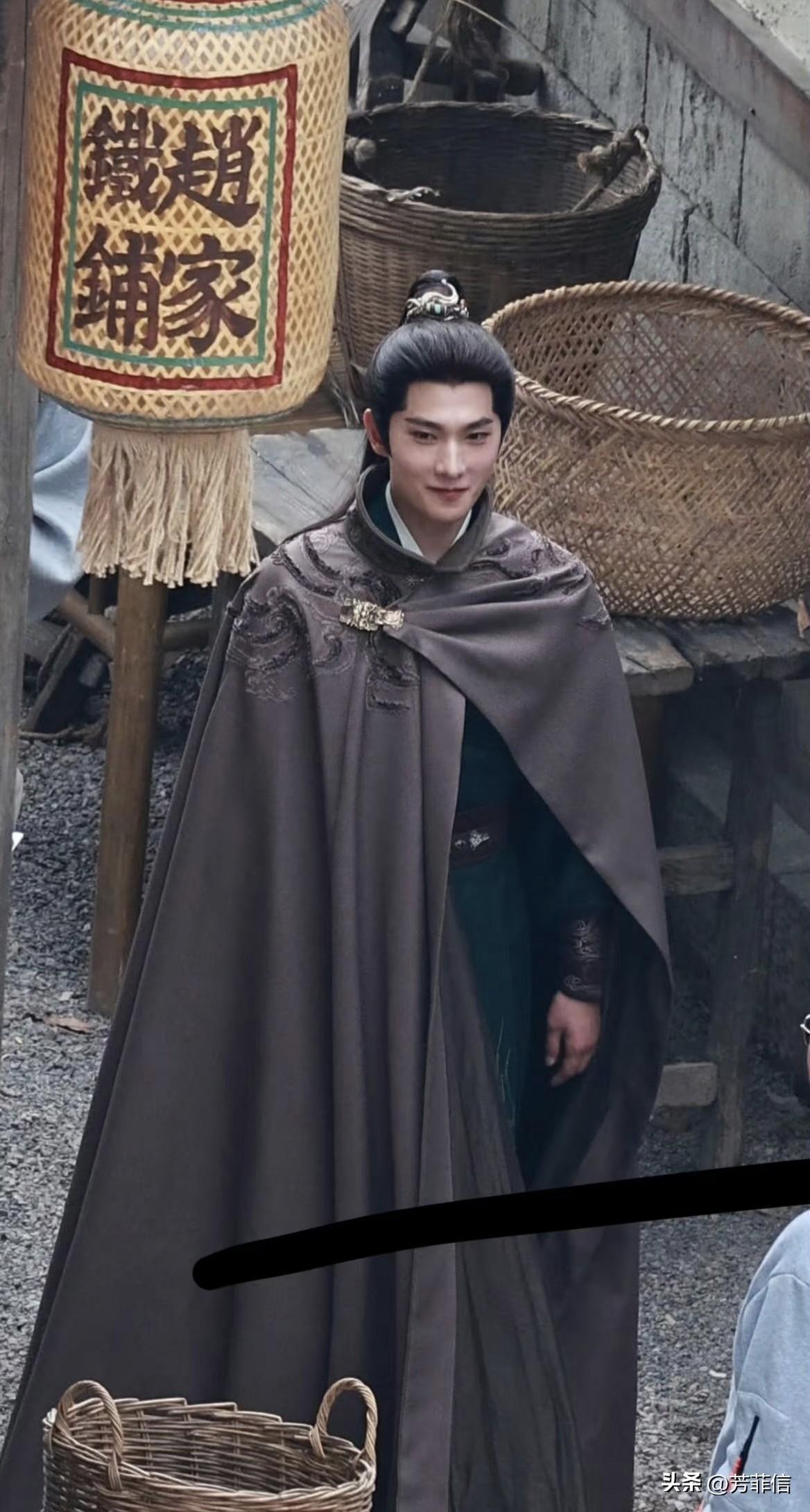 2026年了居然还有这种雷人的头套，给杨洋拍成邢昭林了……
刷到路透没敢认，乍一