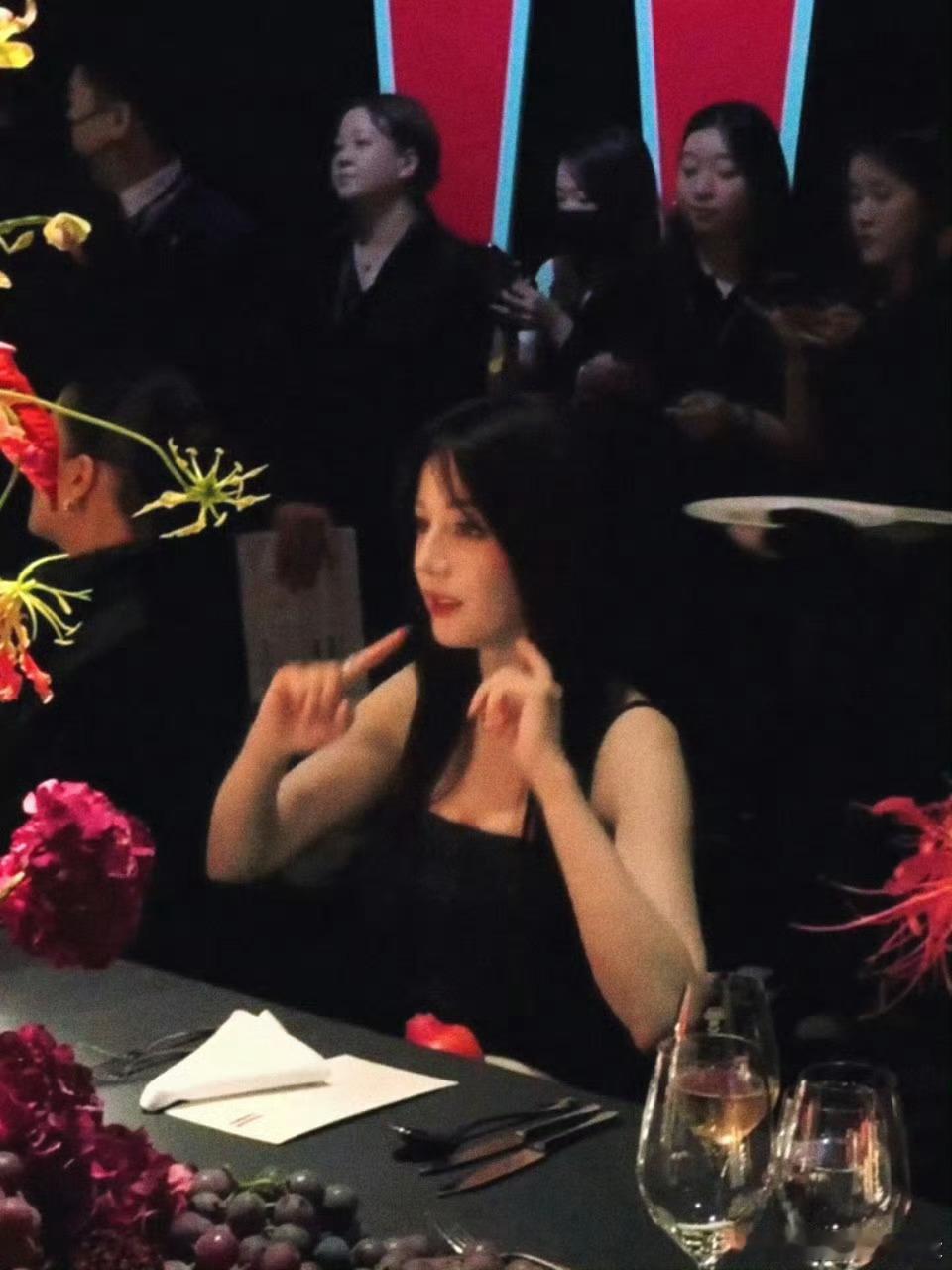 迪丽热巴 青涩女大 一套衣服一个风格，随着风格改变，整个人的气质也随之改变，迪丽