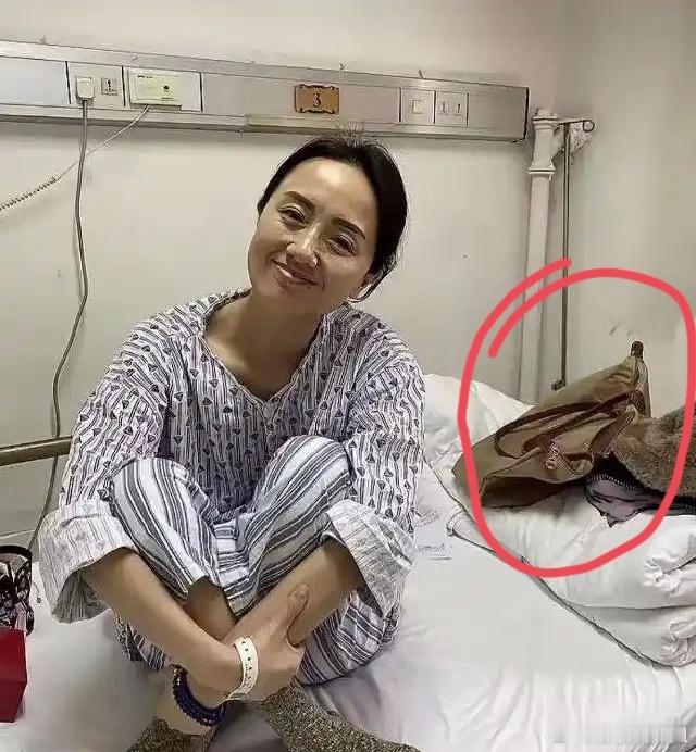 朱媛媛住院照曝光！穿病号服仍乐观开朗，默默捐款几十万从不宣传！朱媛媛在病房拍的这