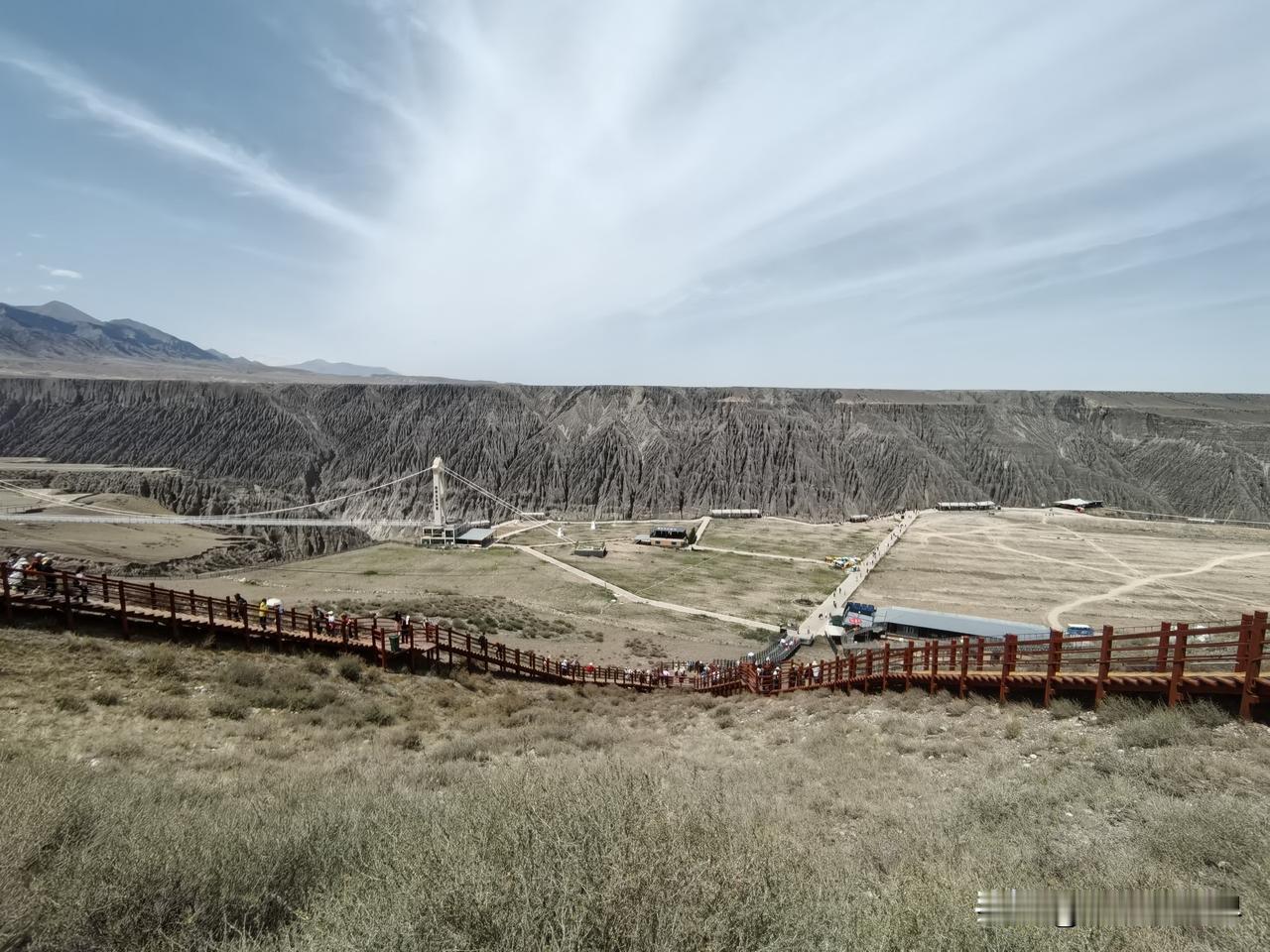 刀削斧凿千沟万壑，天山雪水写尽雄浑。独库公路起点到了！

独库公路，是一条穿越天