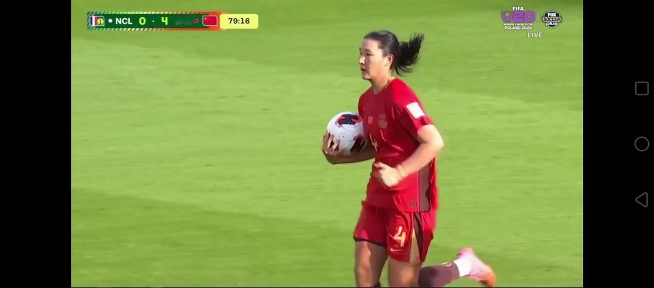 黄嘉欣终于爆发了！连入三球，5：0！U20女足大比分领先！
对手实在太弱！打她十