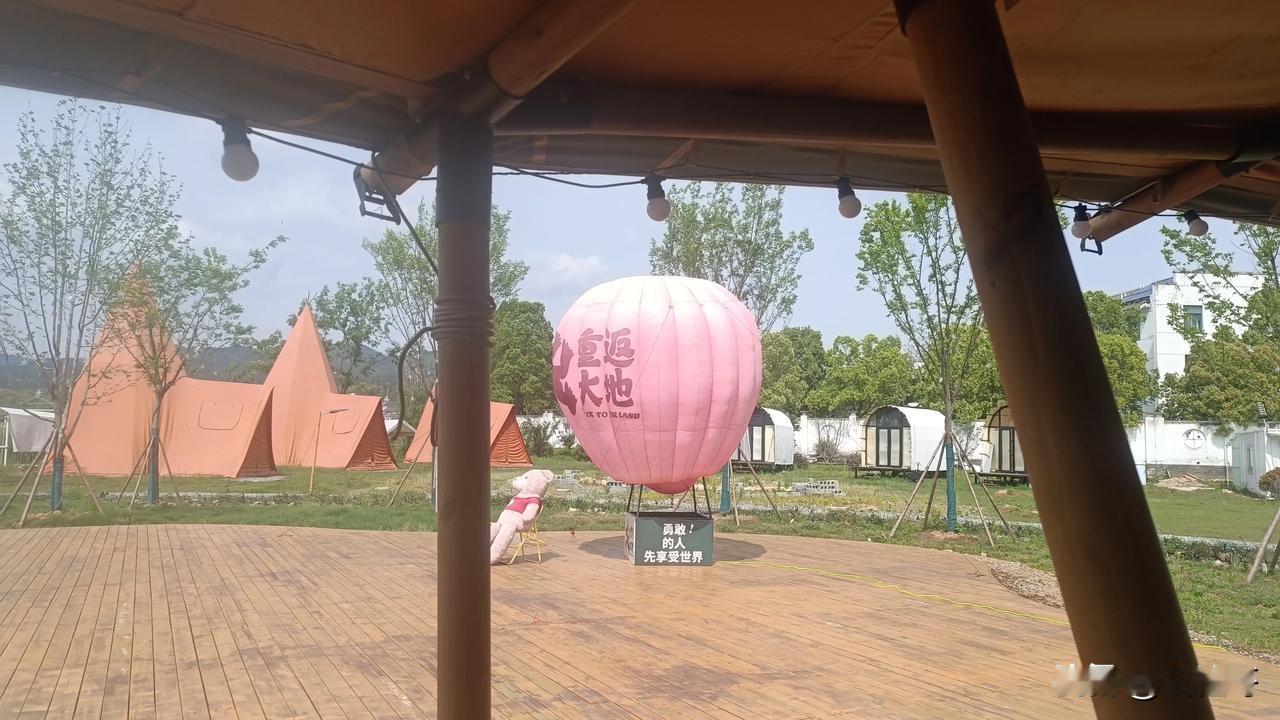 潜山市“重返大地”青年共建社区，四方联合共营，激活乡村闲置资源昔日沉睡的闲置土地