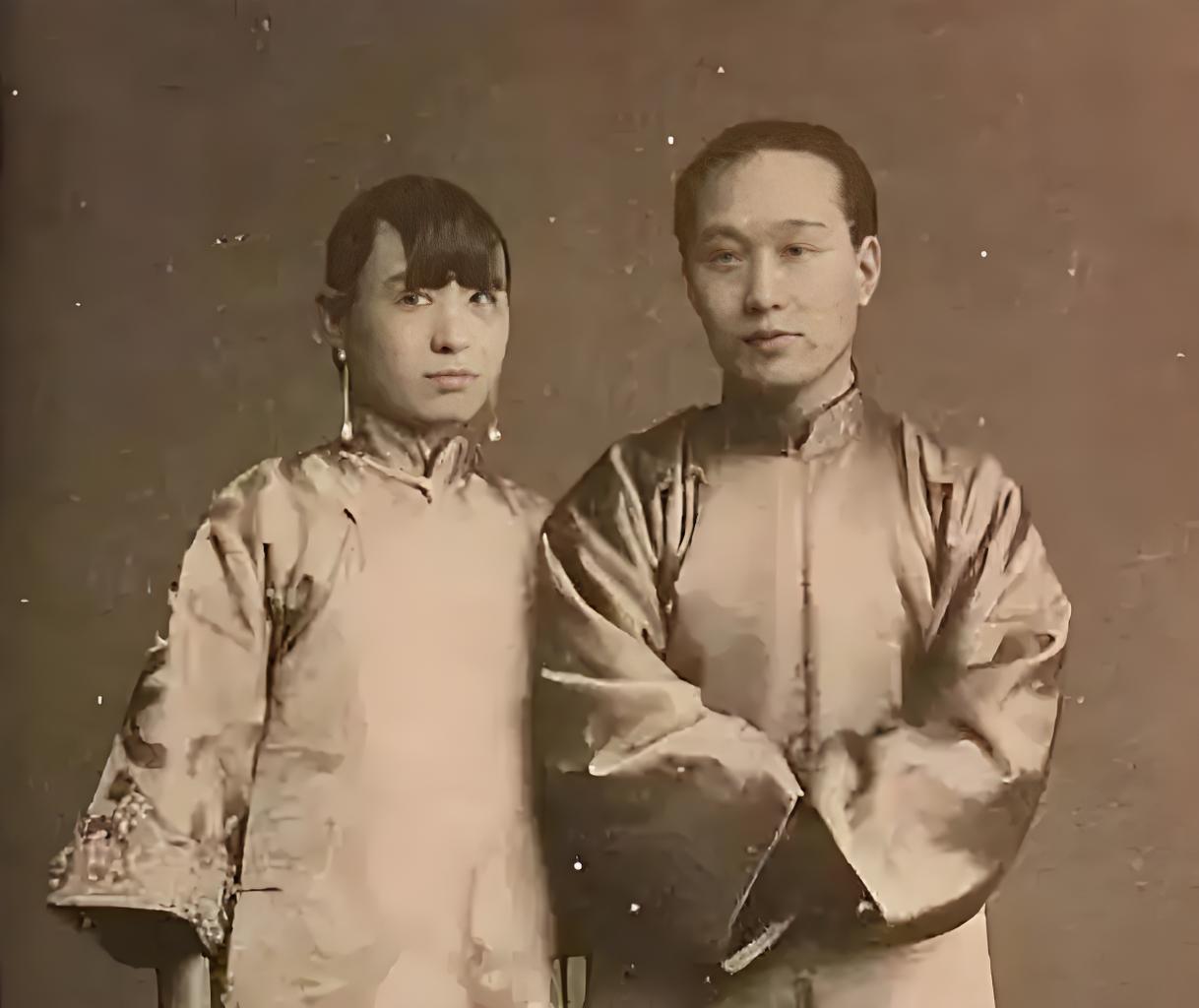 1918年，荀慧生洞房花烛夜，等宾客走后，他进洞房，看到新娘就迫不及待掀盖头。然