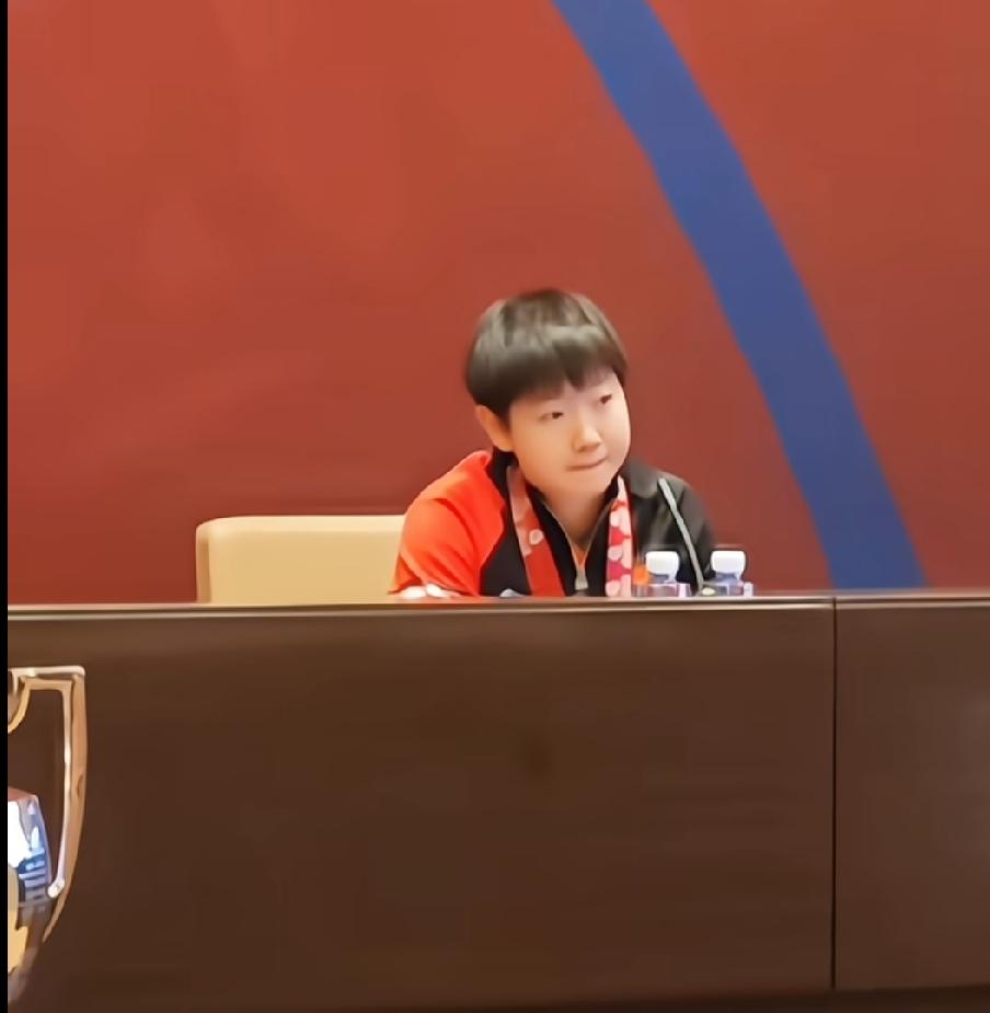 赛场猛将vs呆萌莎莎反差感拉满
 
赛场上挥拍凌厉气场全开的孙颖莎，发布会现场化