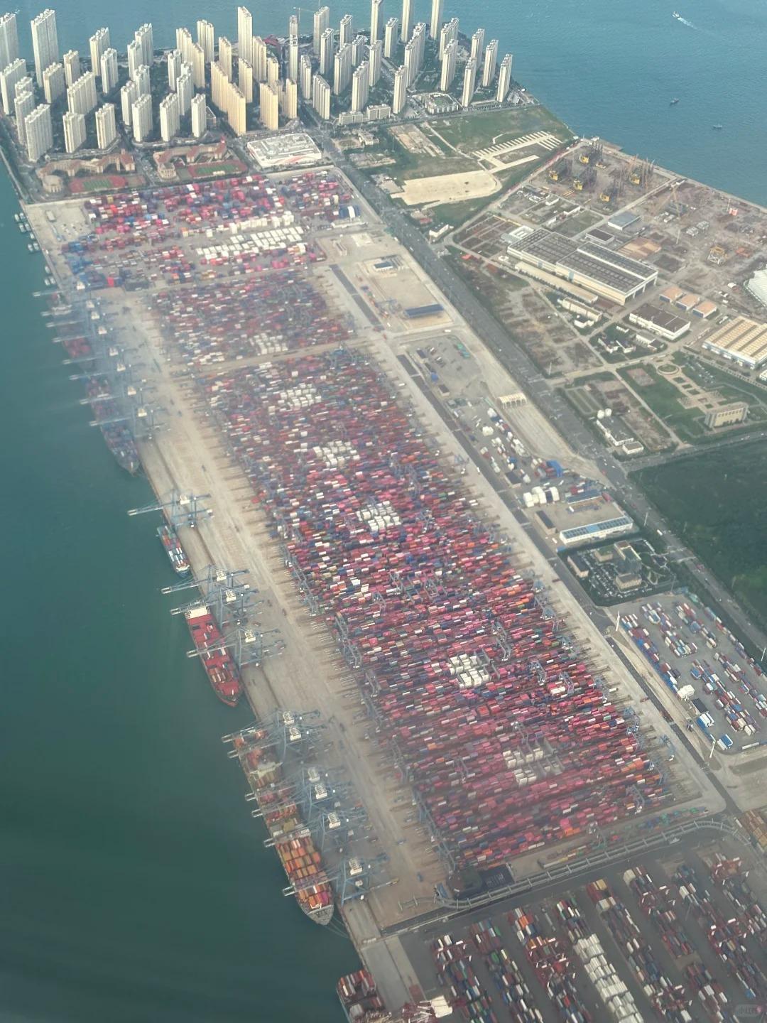 这种零 距离的共生正是青岛作为港口城市直接也生猛的一面，图里让人在意的反而不是港