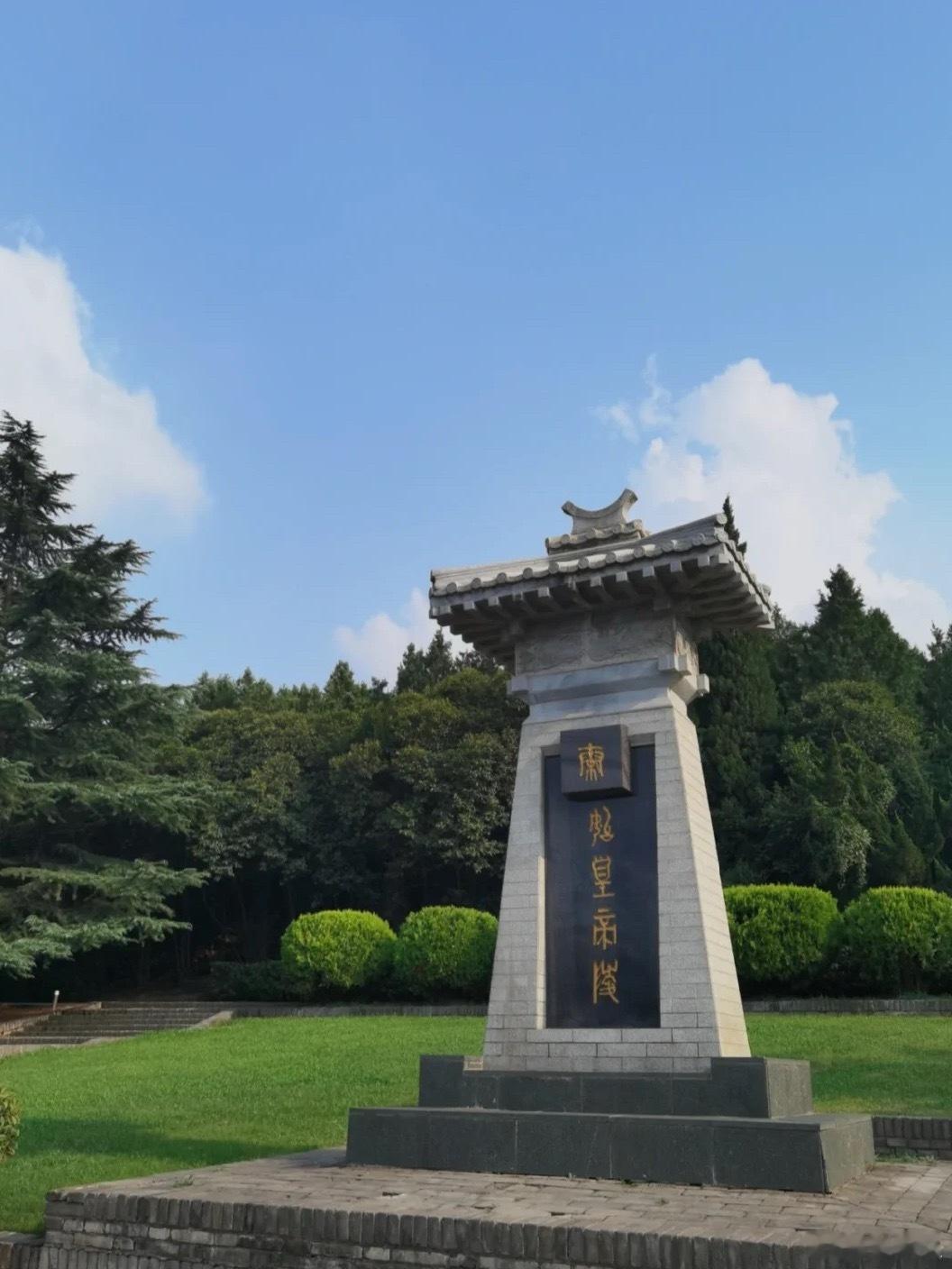 面对秦始皇陵，最大的克制其实不是“不敢挖”，而是“不能挖”。这背后是一套基于惨痛