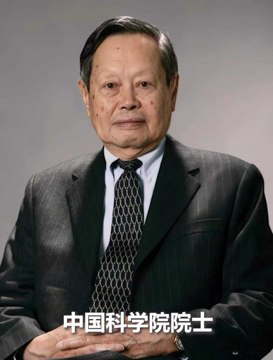 昨天晚上就刷到了杨振宁先生去世的消息，被传的次数不止一次了，一点都不信。
今天上