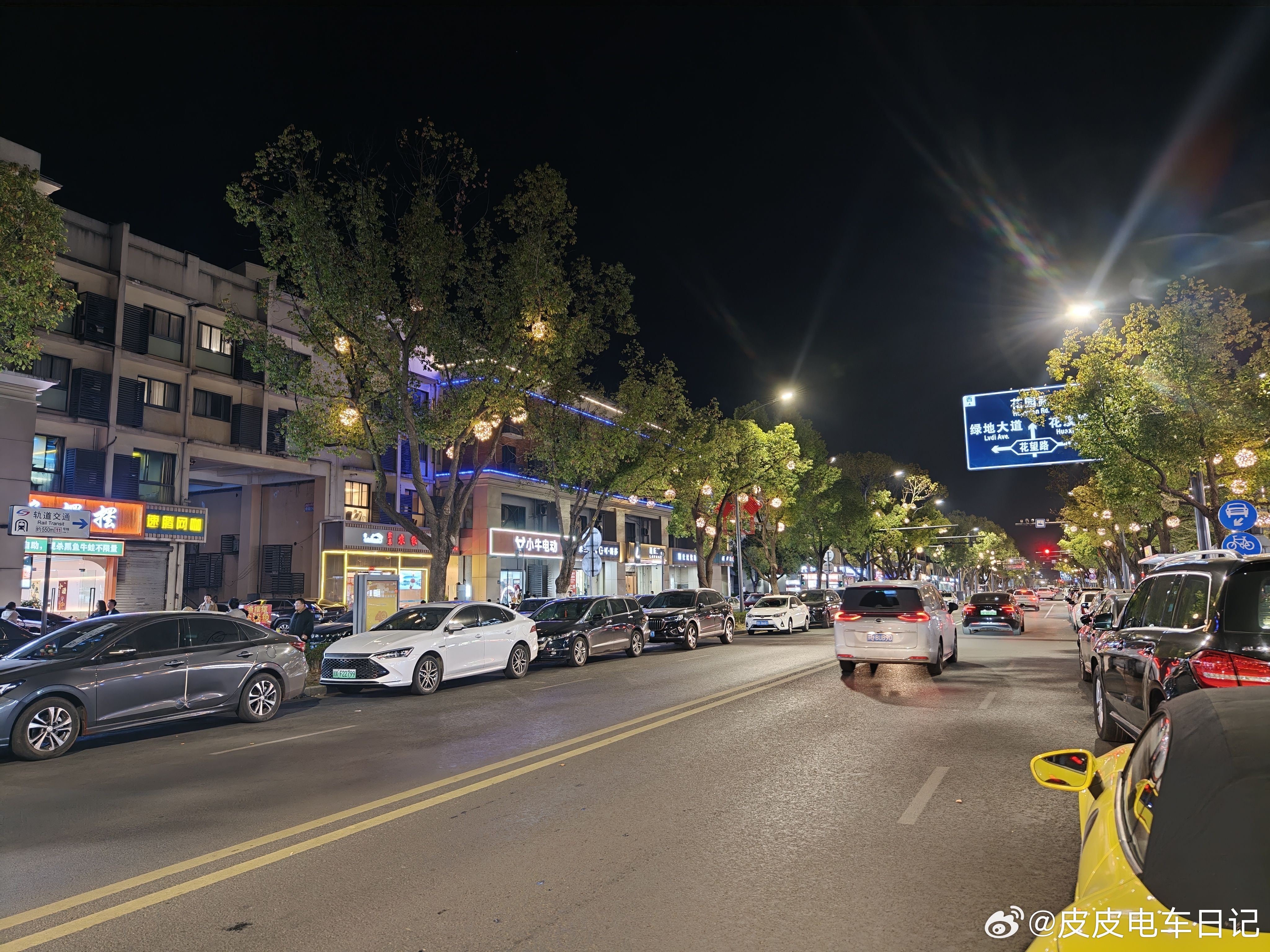 你们猜猜，像这样一条人流还行的商业街，两边这么小的铺面，年租金得多少？以图一这个