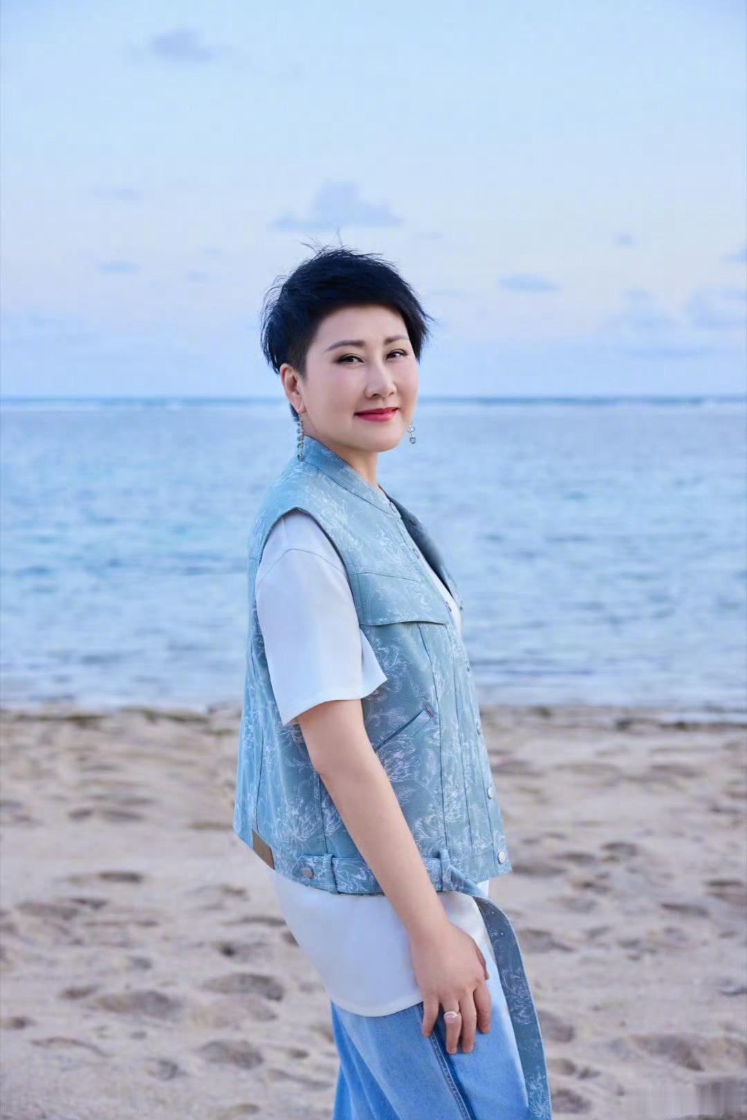 偶遇张凯丽坐绿皮火车张凯丽真的好像隔壁院看着我长大的阿姨，很接地气很有烟火气息