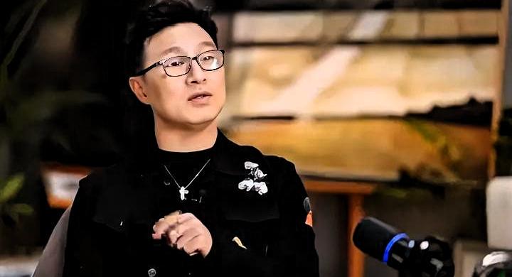 汪峰把女儿凌晨蹲公寓大堂的惨状，当成“懂事”的素材在节目里讲。那一刻，他不是一个