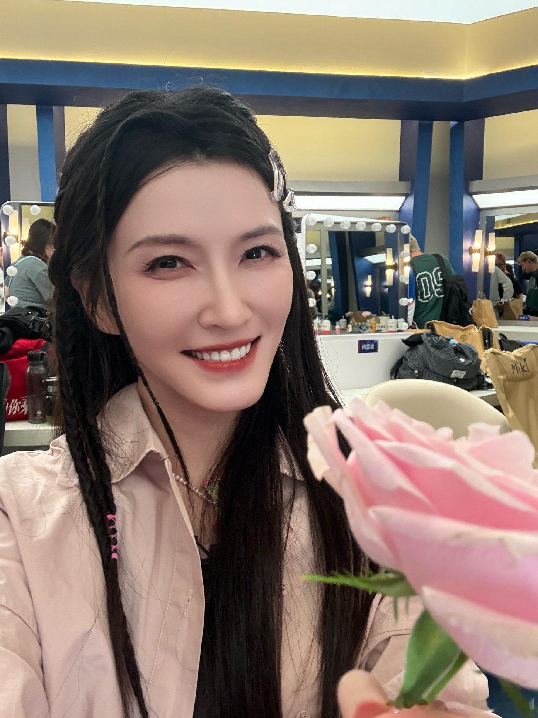 拆完红包还有周边 徐洁儿、张慧雯、张予曦限定周边+现金红包，双份心意同时送达。姐