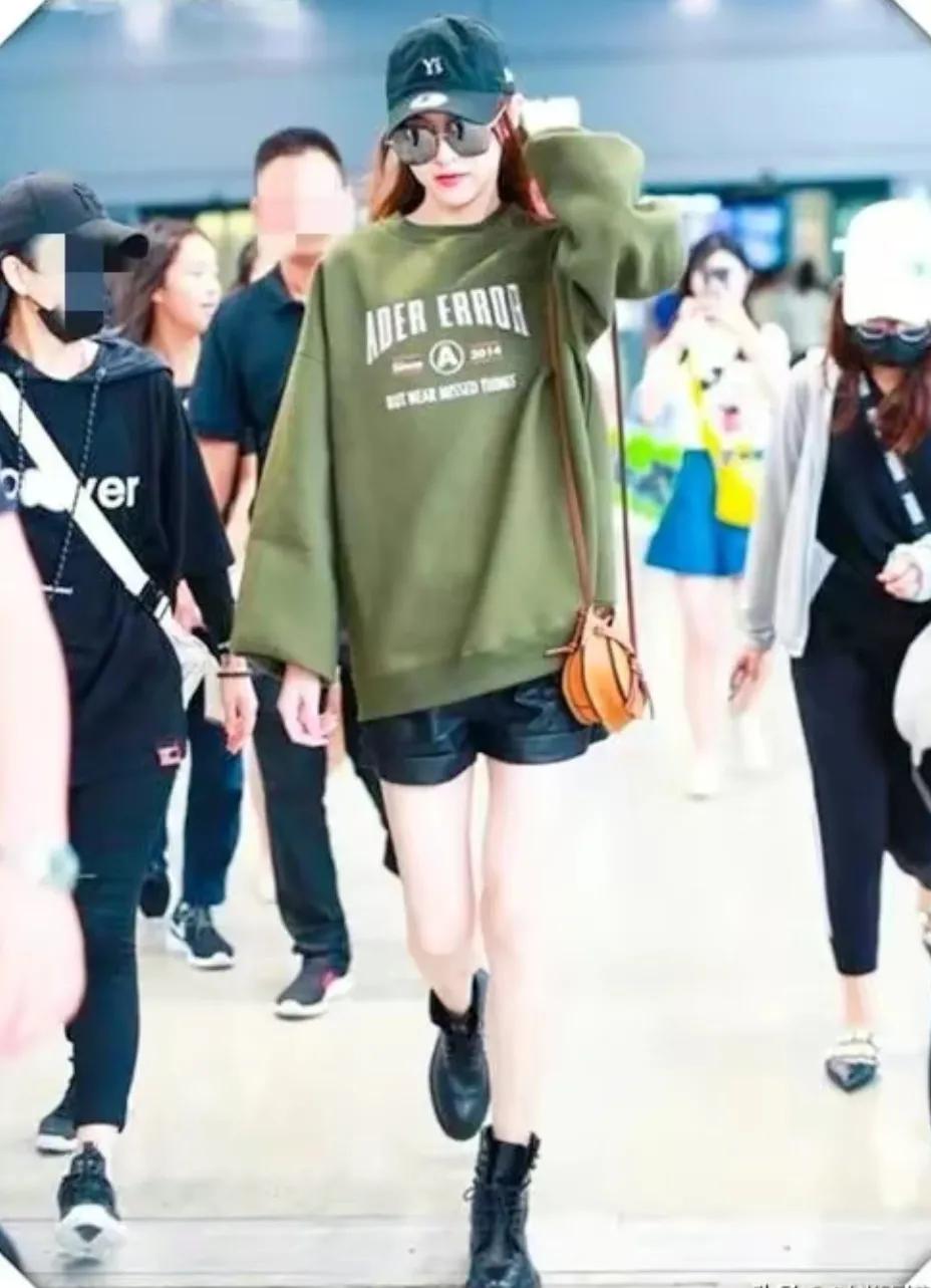 像唐嫣这样穿卫衣
可以美丽一整个春夏季
那一天，唐嫣穿了一件宽松版的绿色卫衣
搭