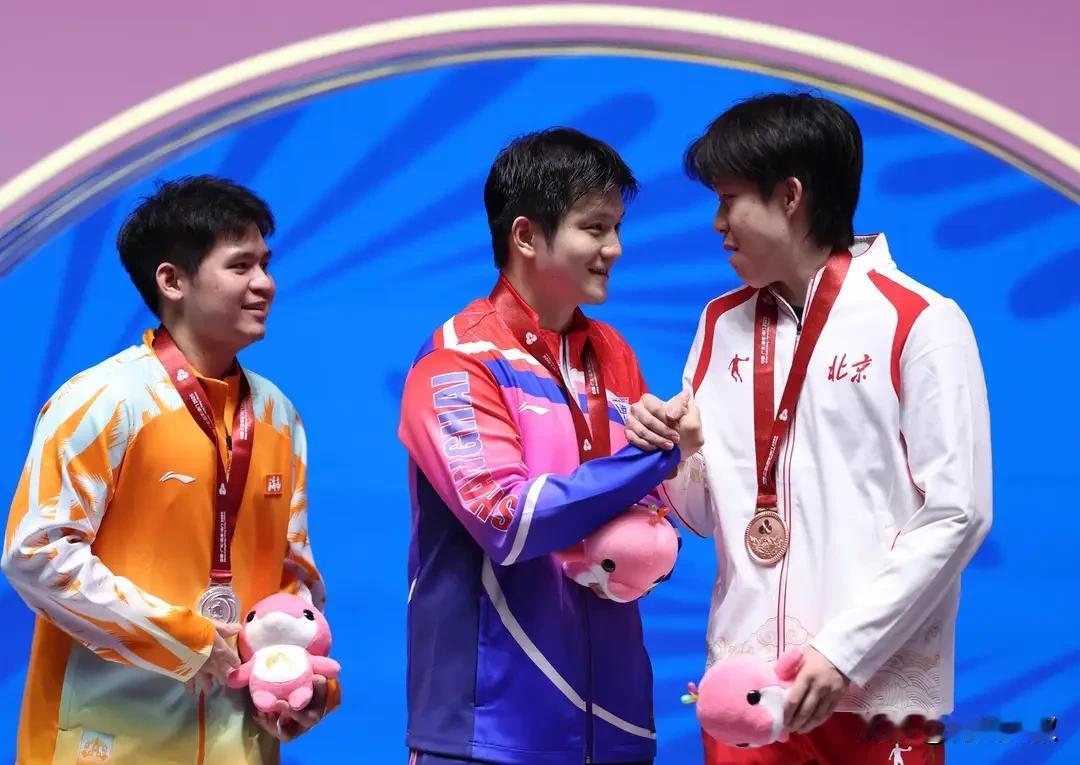 这张照片我太喜欢了，东哥和大头握手言和，小石头一脸崇拜的看着两个哥哥！

东哥回