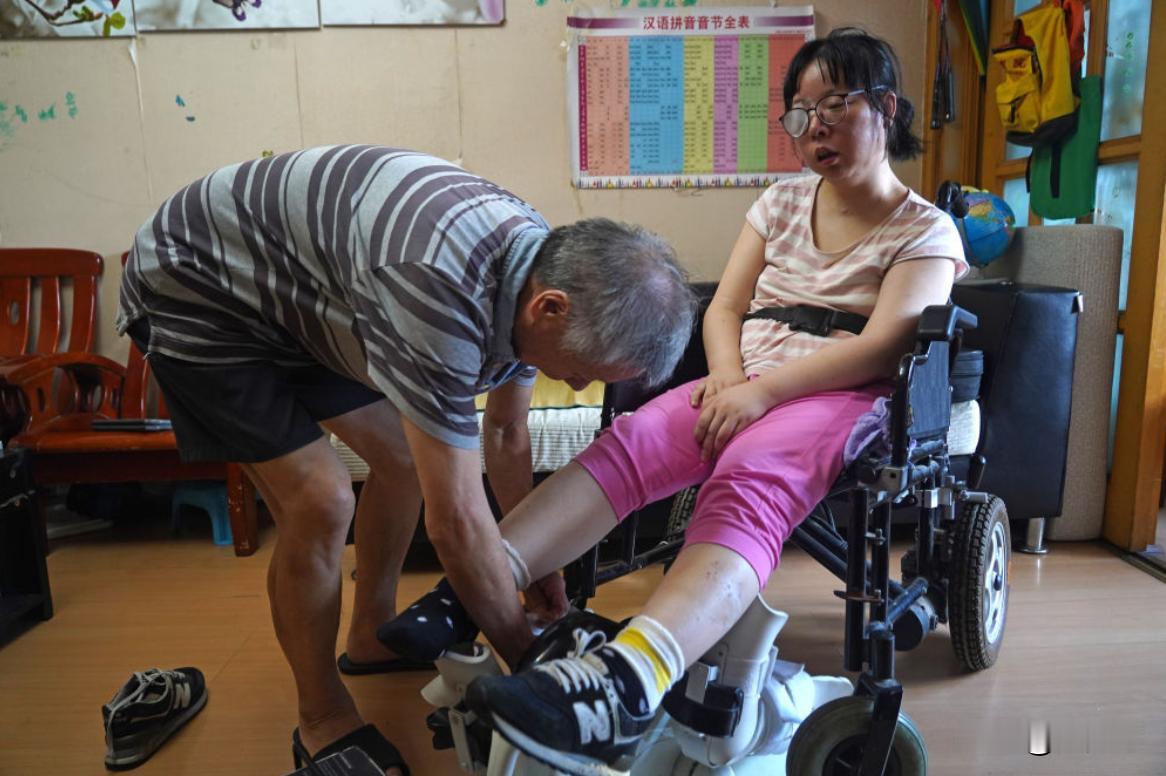 2012年，30岁安徽女博士怀孕后瘫痪在床，丈夫悉心照顾，不料，生下儿子后，丈夫