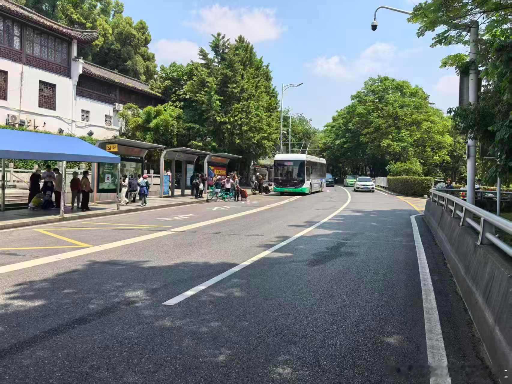 【五一948快讯 武汉交管部门调整黄鹤楼东路车道通行规划】五一假期将至，黄鹤楼景