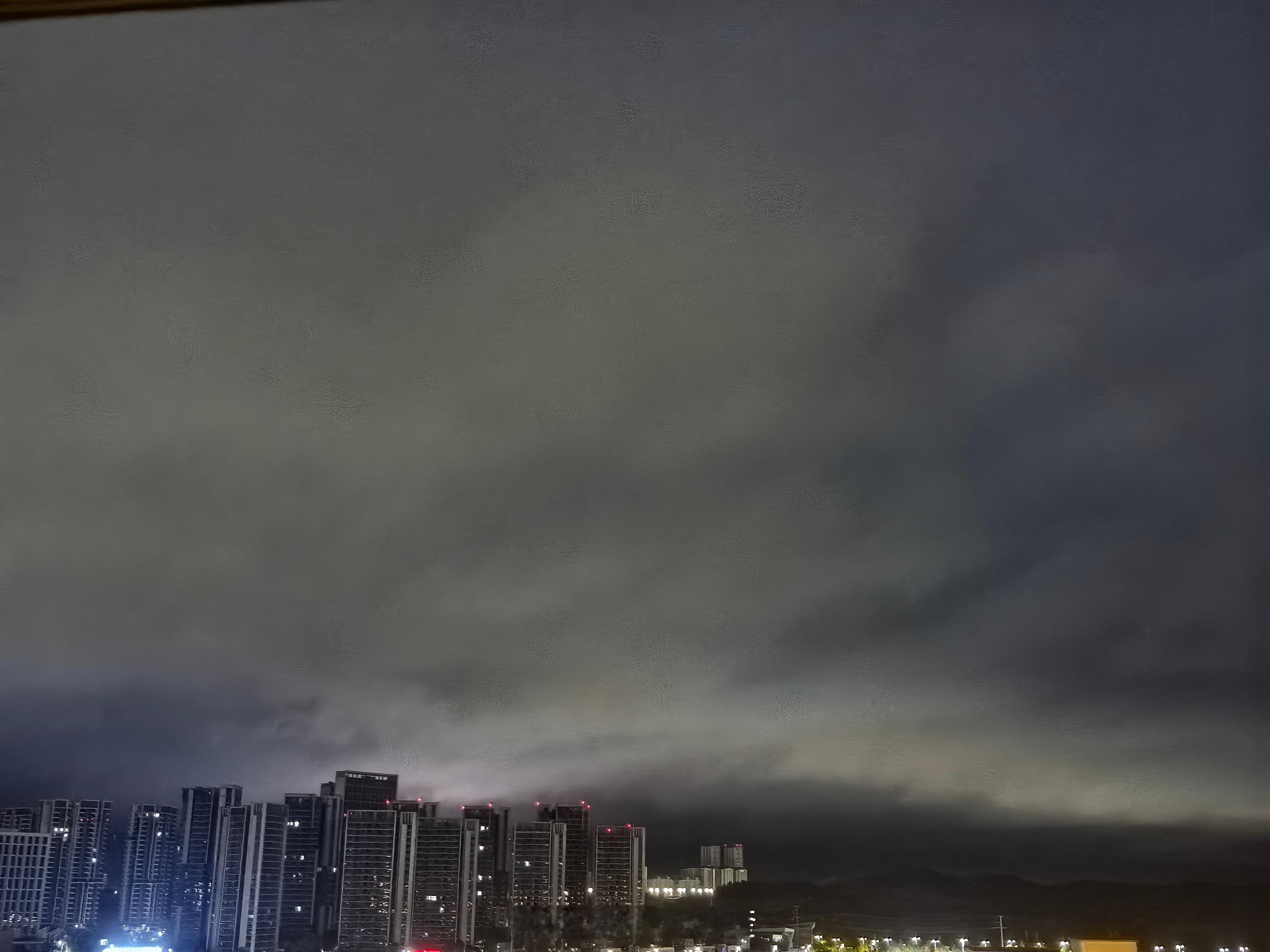 “天上灰布悬，雨丝定连绵”。大雨☔️已经在路上，今晚睡觉盖好被子别着凉。成眉身边
