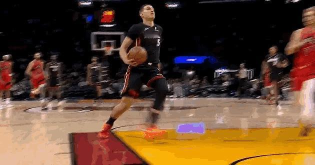 希望小约无大碍 这下摔得够疼的这孩子有一丢倒霉每个赛季都有一点小的伤病早日康复❤