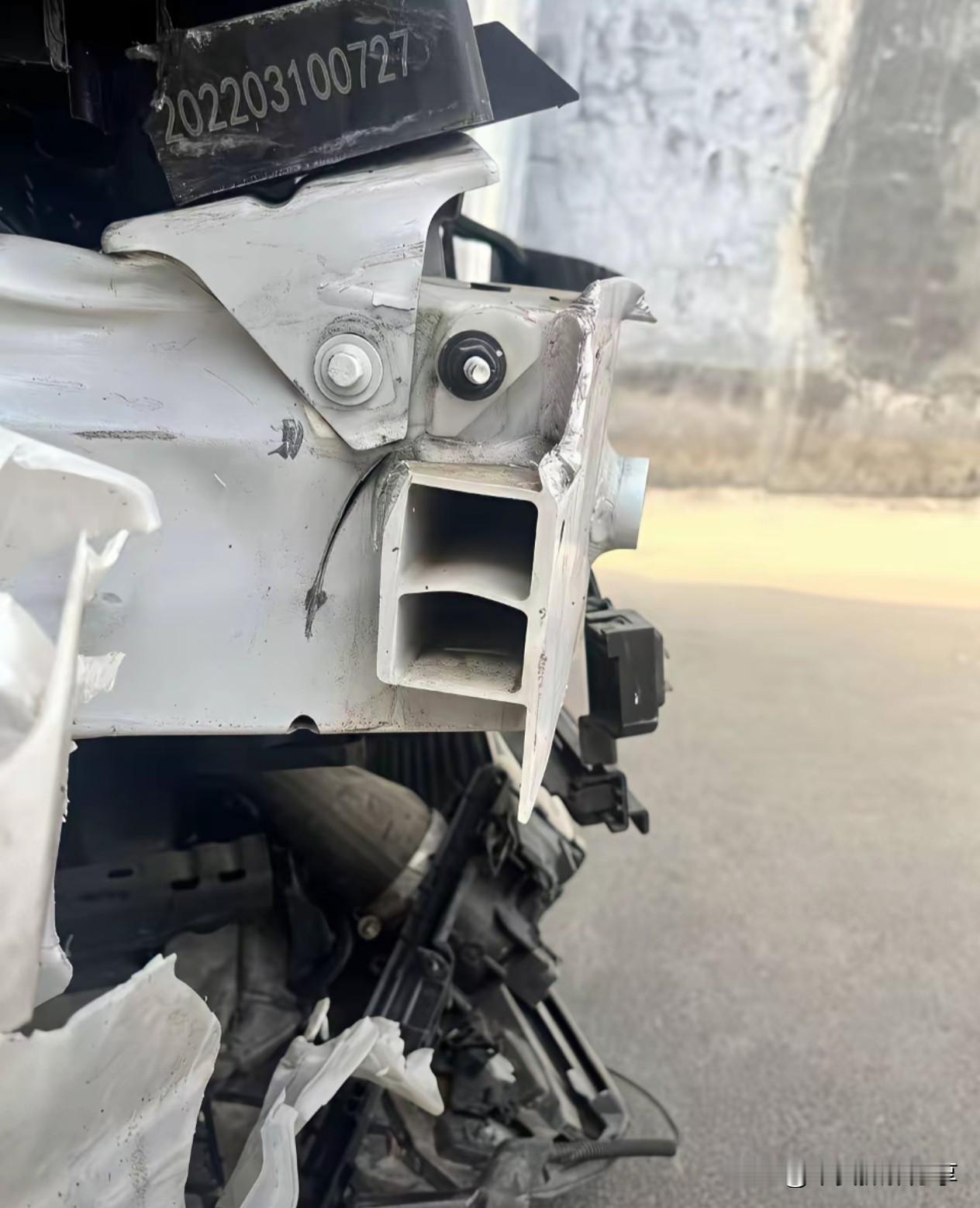 吉利星越东方曜的防撞梁还是不错的！
买车安全第一！
吉利星越 星越l车衣 星越l