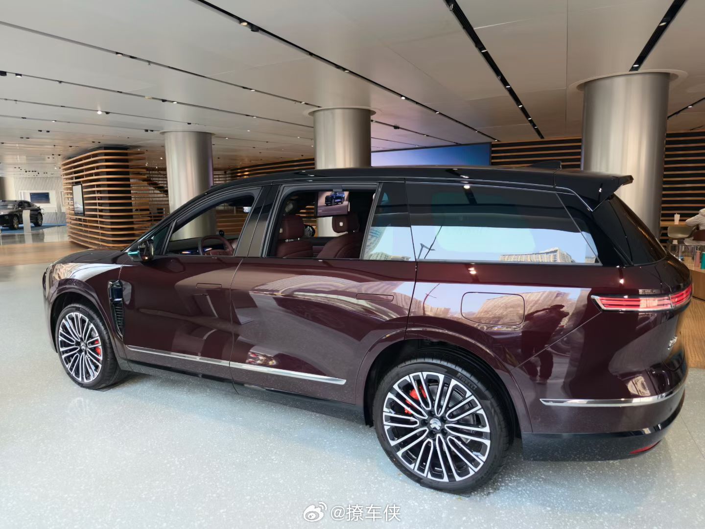 蔚来全新ES8 M42星云红车色到店了，顶级漆面工艺彰显旗舰质感，全国限量199
