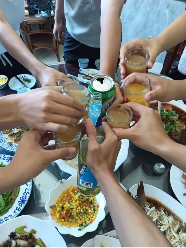 今天突然翻到儿子的好朋友发了一条QQ动态，他说祝自己生日快乐！看着儿子的好朋友在