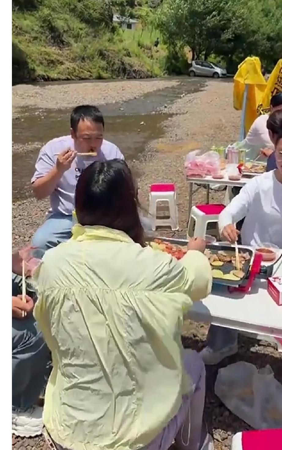 这些疯狂的驴友太愚蠢了！一丁点的安全意识都没有，他们是真不知道自己的做法到底有多