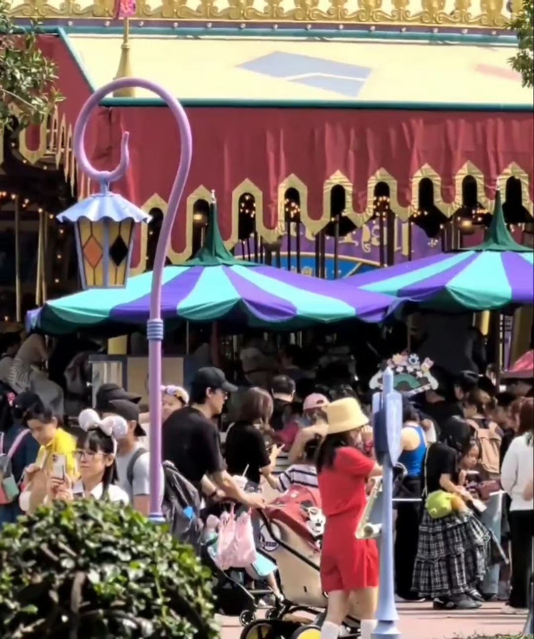 吴倩张雨剑带女儿逛迪士尼两人这是为了孩子要复合了吗？还是双方只是想尽父母的责任，