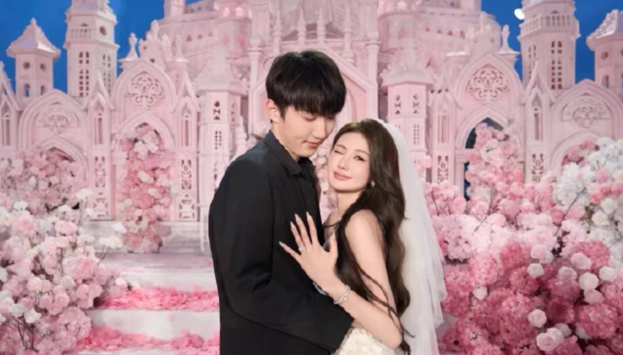 【#千万粉丝博主陈一娜官宣结婚#】8月9日下午4:00左右，千万粉丝博主陈一娜发