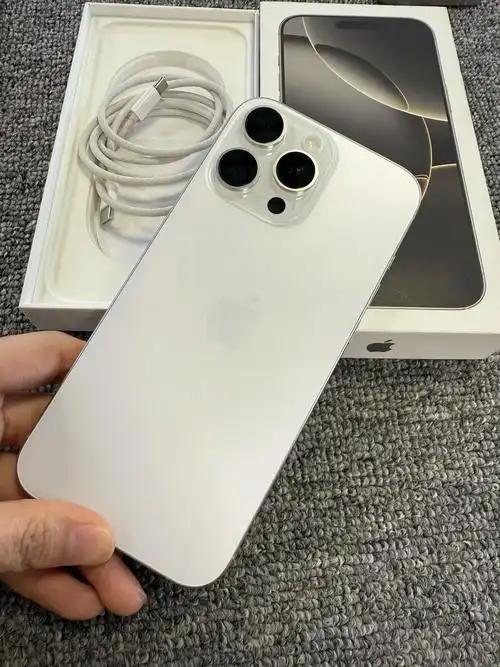后置镜头模组看起来最舒服，最高端，握持感更高，拍摄能力不俗的只有苹果16prom