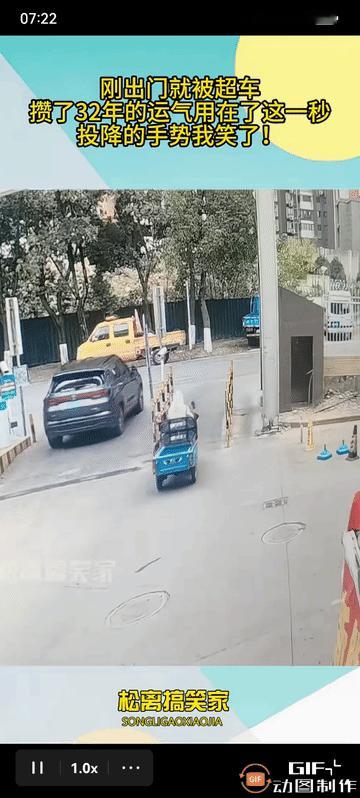 女子骑着三轮出门太快，直行车辆速度也是过快。这个闸口，出去时一定牢记“一看，二慢
