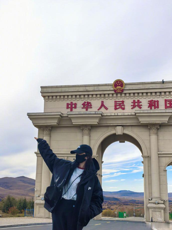 杨幂內蒙古和国旗合照杨幂好正好红 ​​​杨幂晒与国旗合照，红旗下的画面格外有分量