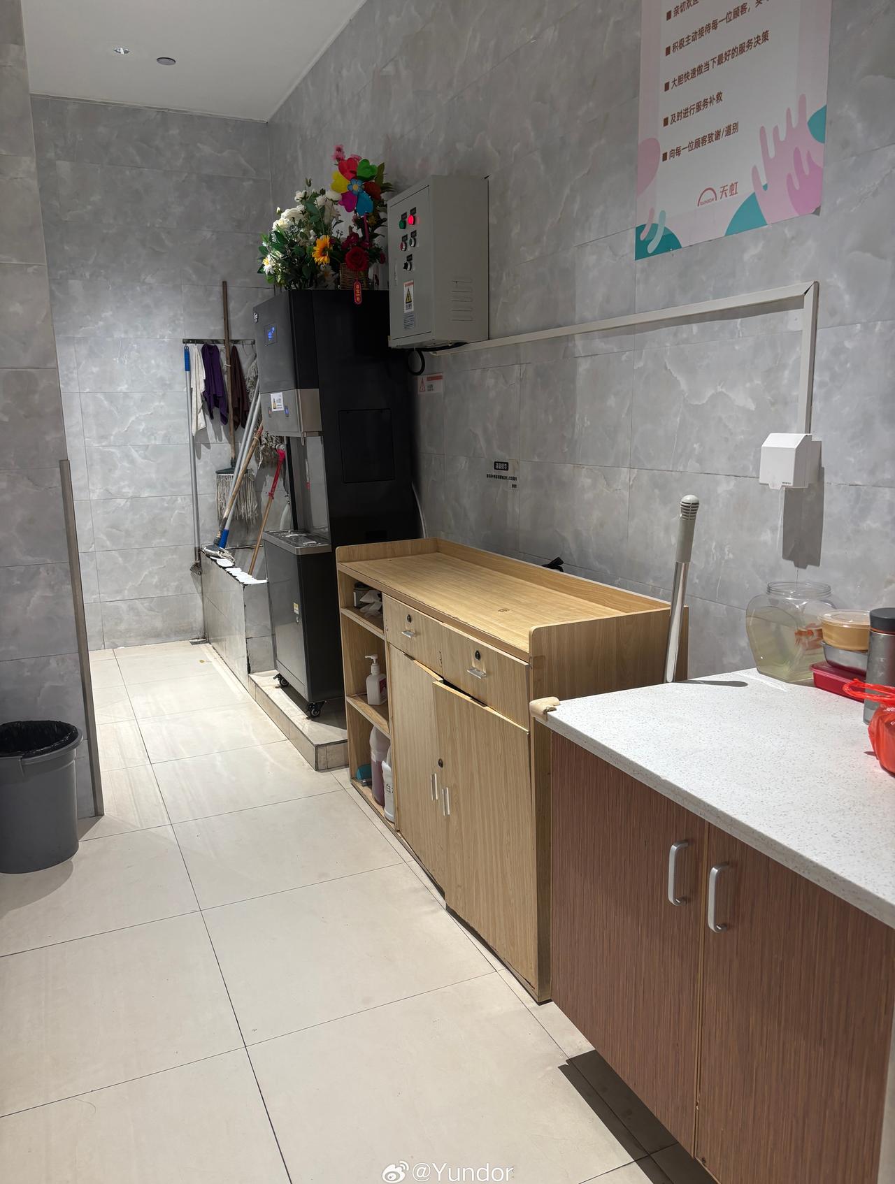 怎么对待基层工作人员，真的跟商场本身的档次和定位无关。

我今晚来天虹吃脆肉皖火