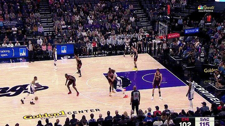 37岁威少一步冲过公牛两个防守人，滑翔上篮落回地面时，萨克拉门托主场的喊声快把屋