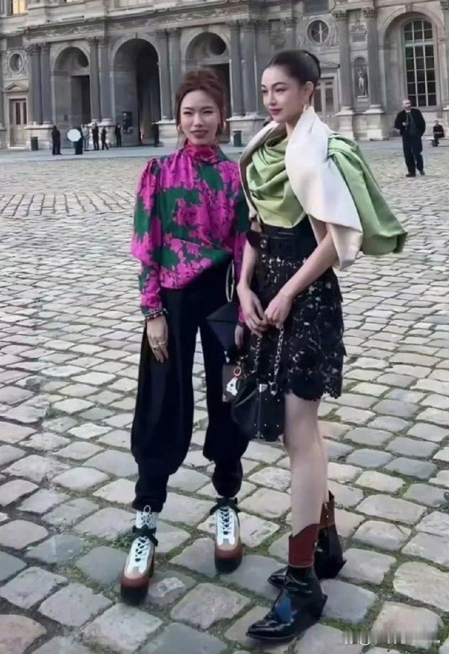 刘亦菲和钟楚曦站在一起，谁看起来更高 
