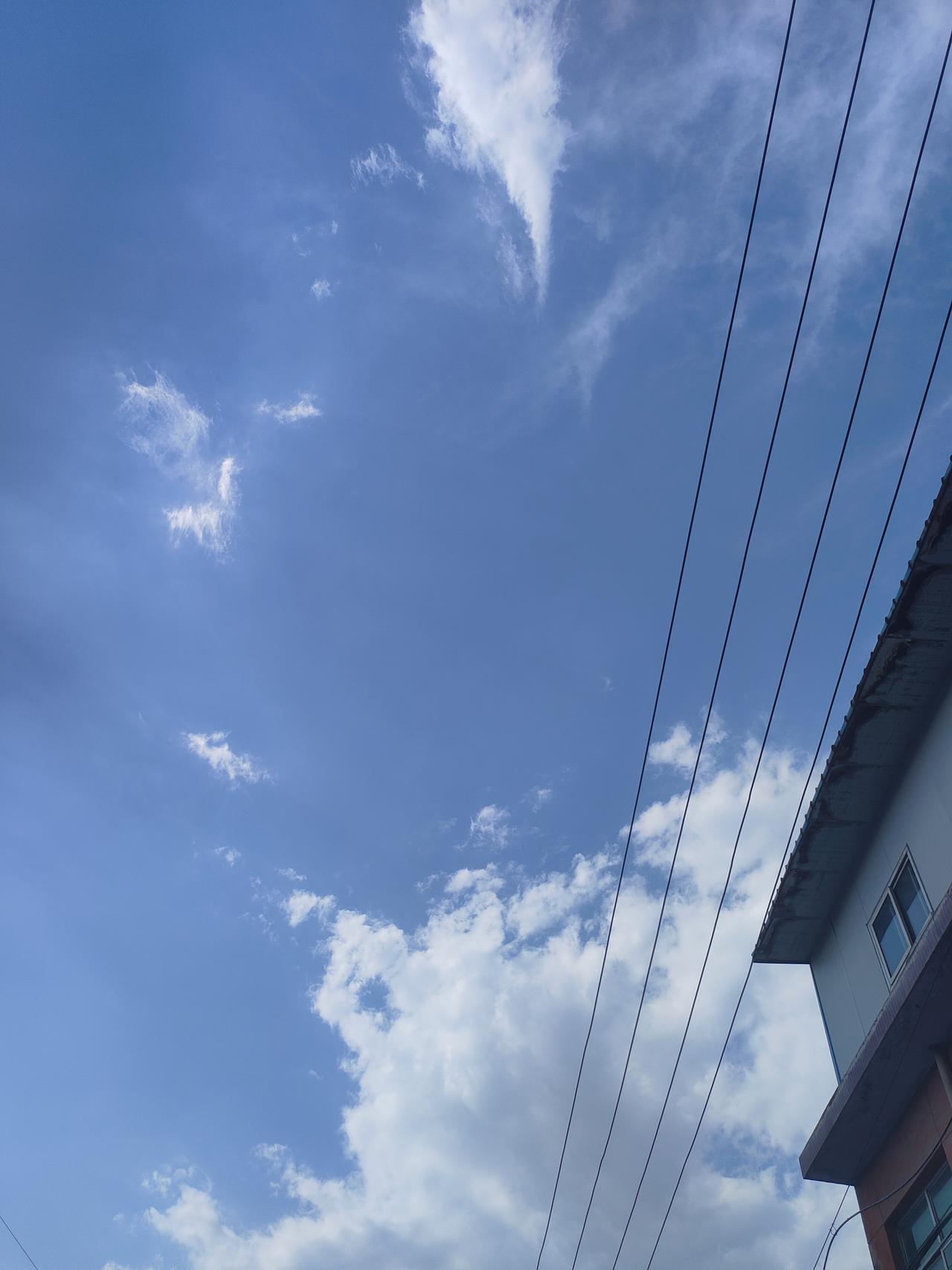 ​
2. 平凡街巷之上，蓝天铺展，白云慢悠悠漂浮，简单的风景，最能安抚人心。