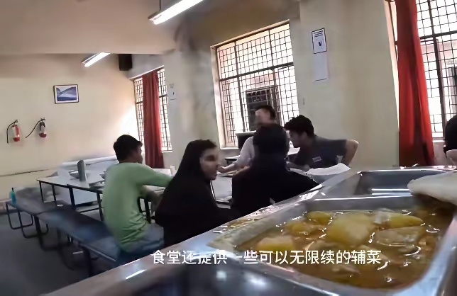 中国留学生实拍印度尼赫鲁大学食堂，每天吃咖喱炖土豆，平时用手吃饭，用筷子吃东西会
