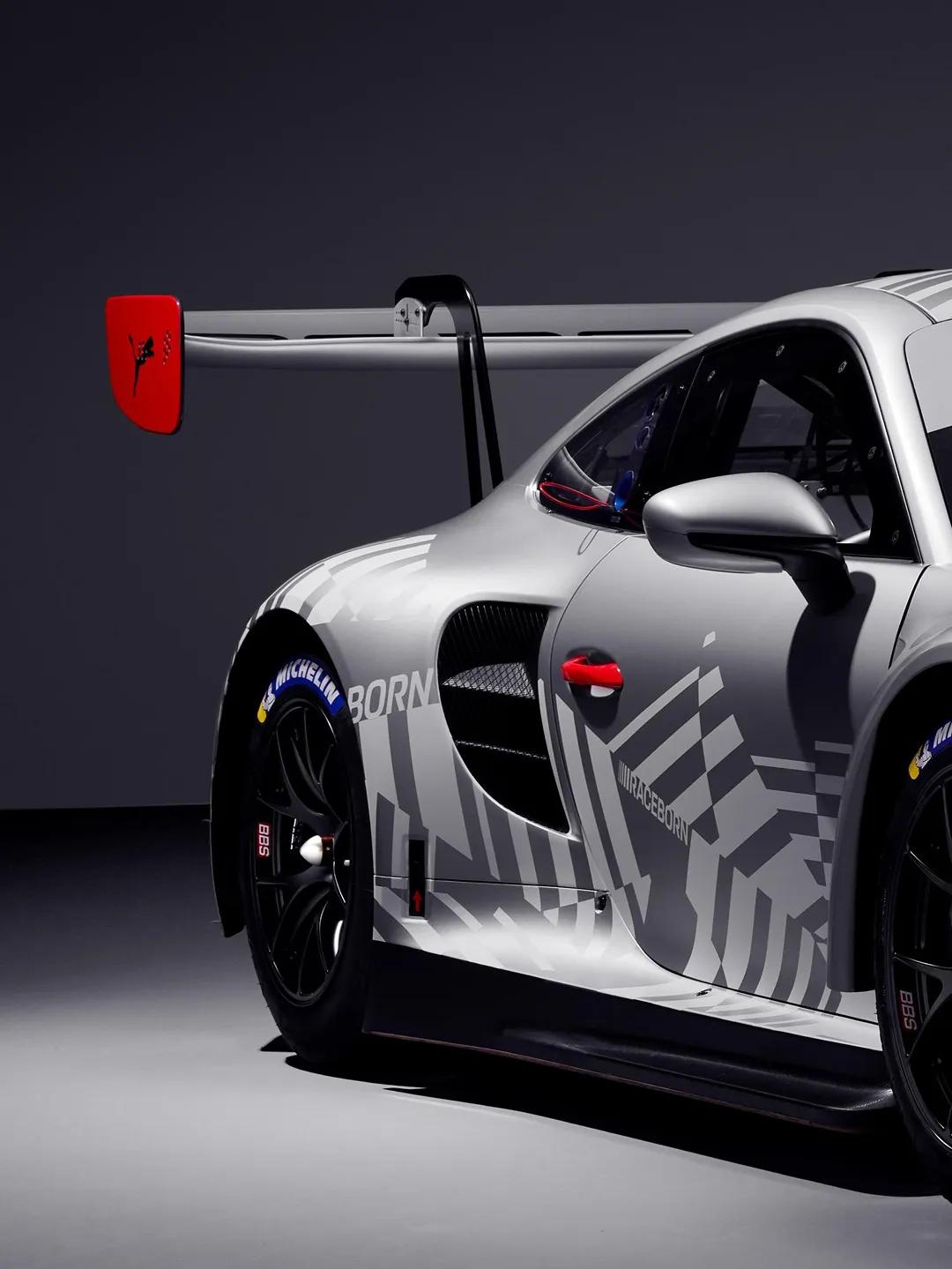 2026保时捷911 GT3 R沿用4.2升水平对置六缸自然吸气发动机，输出约4