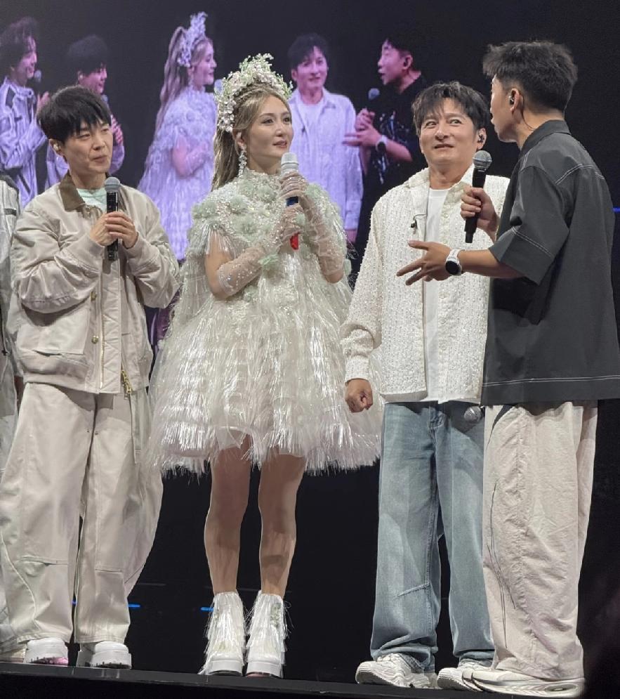 谢娜不愧是娱乐圈人缘最好的，开演唱会半个娱乐圈来捧场。

她老公张杰全力支持，相