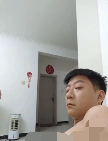 广东，一男子在机场被工作人员
反复注视临时身份证时，
他才发现自己，随手拍的半裸