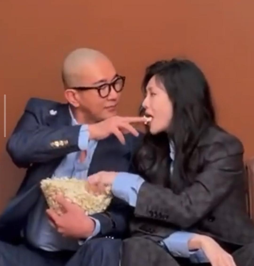 他没有再娶，而是搬到了熙媛的墓旁，一守就是365天。
年轻时，一次错过，就是半个