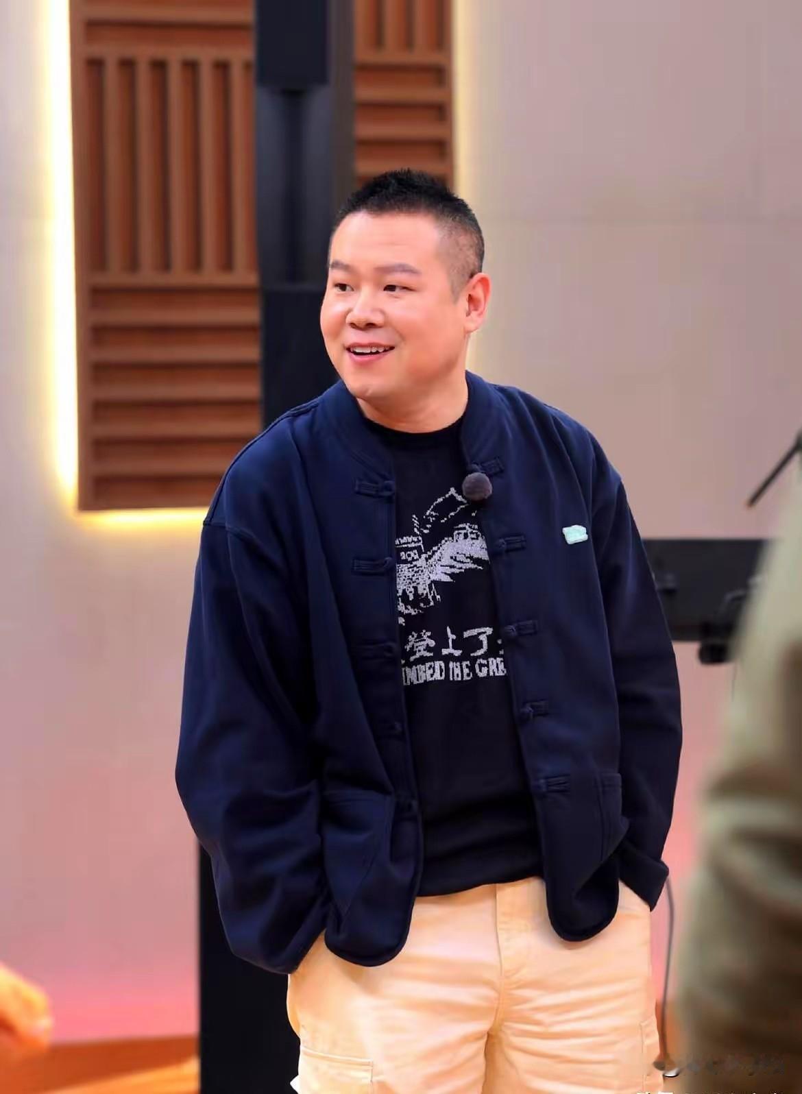 岳云鹏说，安保老师，你们千万别这样，拍出来，大家都以为多大牌一样。没事，大家都是